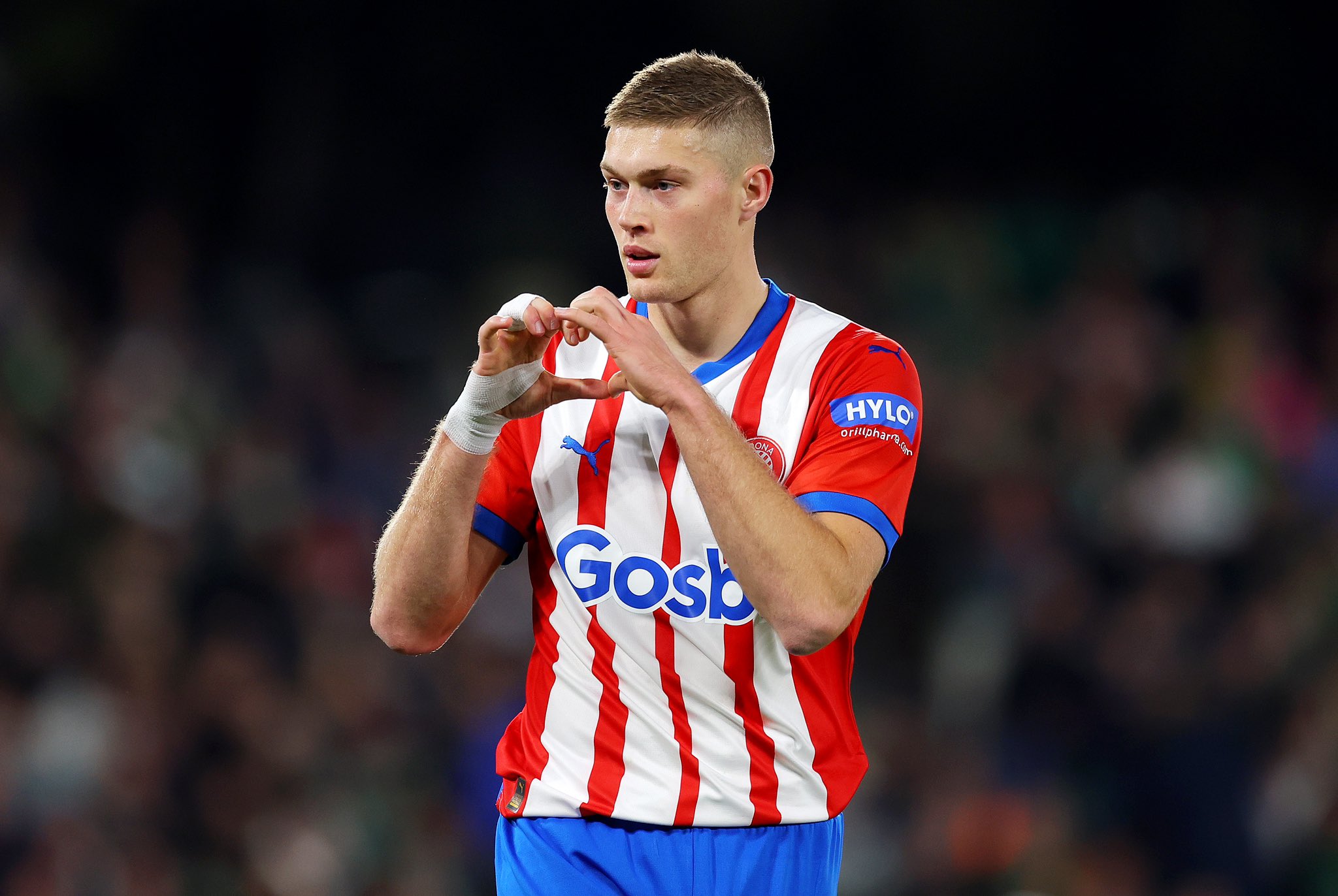 Artem Dovbyk rũ bỏ hình ảnh “mèo khờ” khi về Girona 2