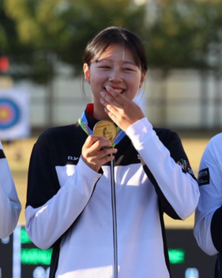 Thần thái ngút ngàn của VĐV Hàn Quốc vừa phá kỷ lục bắn cung thế giới 2