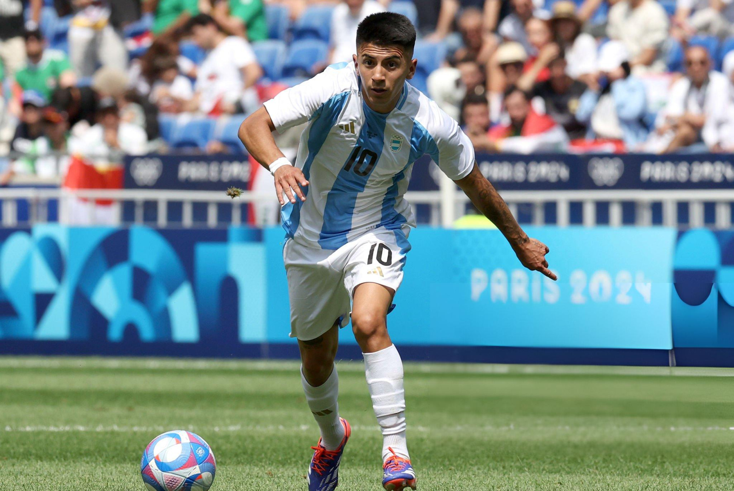 Thiago Almada Hình bóng Lionel Messi ở U23 Argentina 2 Thiago Almada Hình bóng Lionel Messi ở U23 Argentina 2