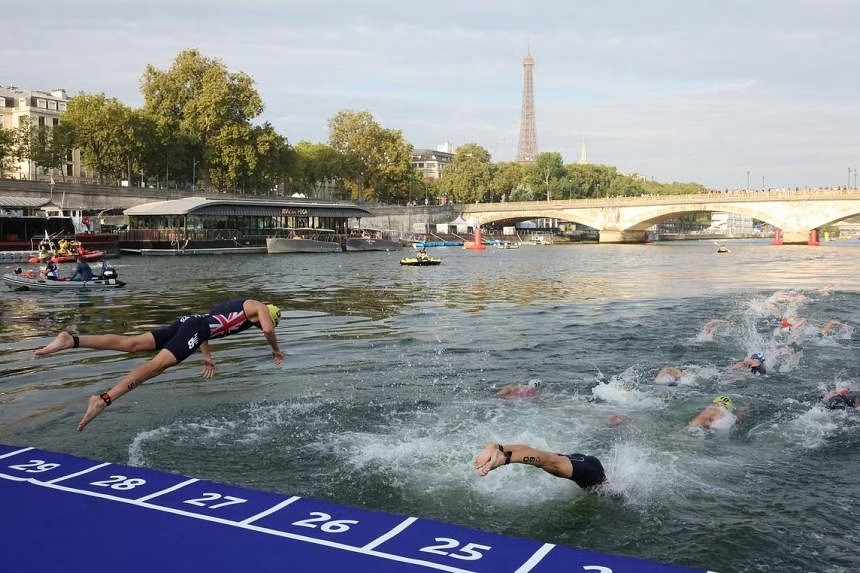Buổi tập đầu tiên của môn Triathlon đã bị huỷ bỏ vì nước sông Seine không đảm bảo Buoi tap dau tien cua mon Triathlon da bi huy bo vi nuoc song Seine khong dam bao