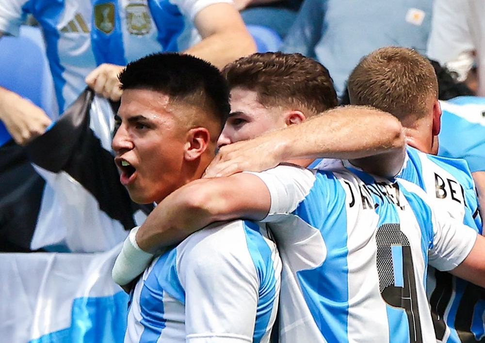Thiago Almada Hình bóng Lionel Messi ở U23 Argentina 1 Thiago Almada Hình bóng Lionel Messi ở U23 Argentina 1