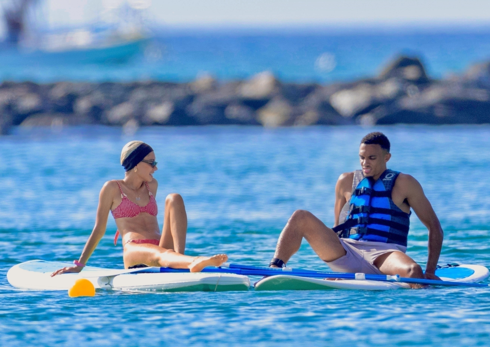 Trent Alexander-Arnold tinh tu ben ban gai nong bong