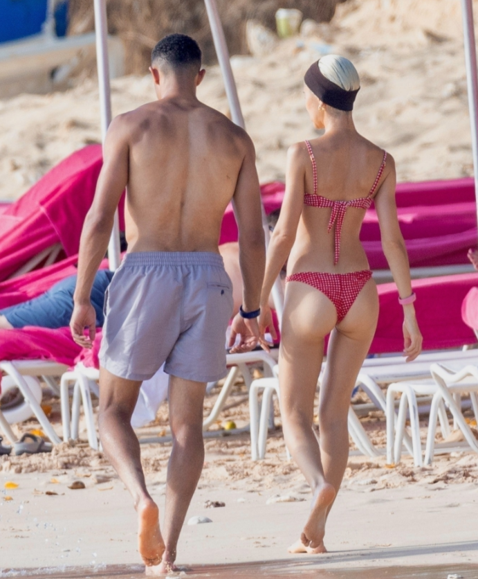 Trent Alexander-Arnold tình tứ bên bạn gái nóng bỏng 3