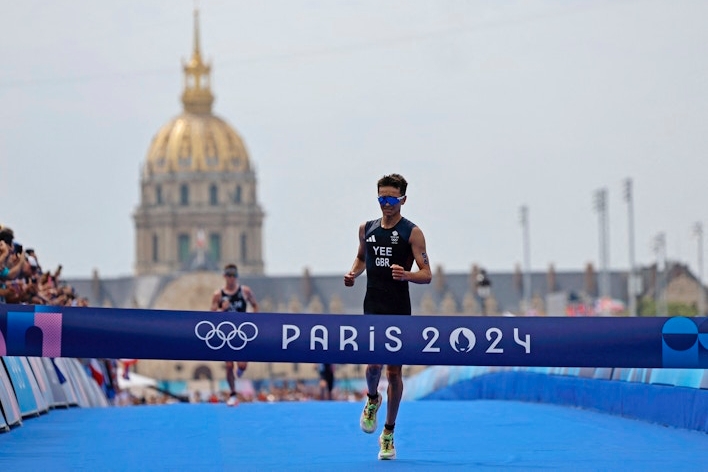 Pha nước rút thần tốc giúp VĐV người Anh vô địch Triathlon 4