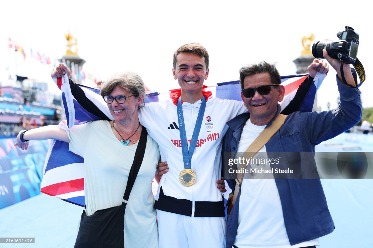 Pha nước rút thần tốc giúp VĐV người Anh vô địch Triathlon 8