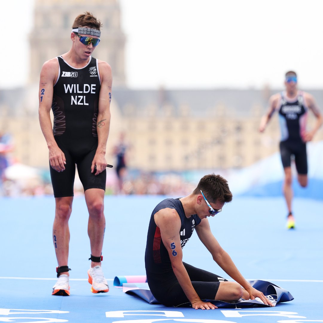 Pha nước rút thần tốc giúp VĐV người Anh vô địch Triathlon 5