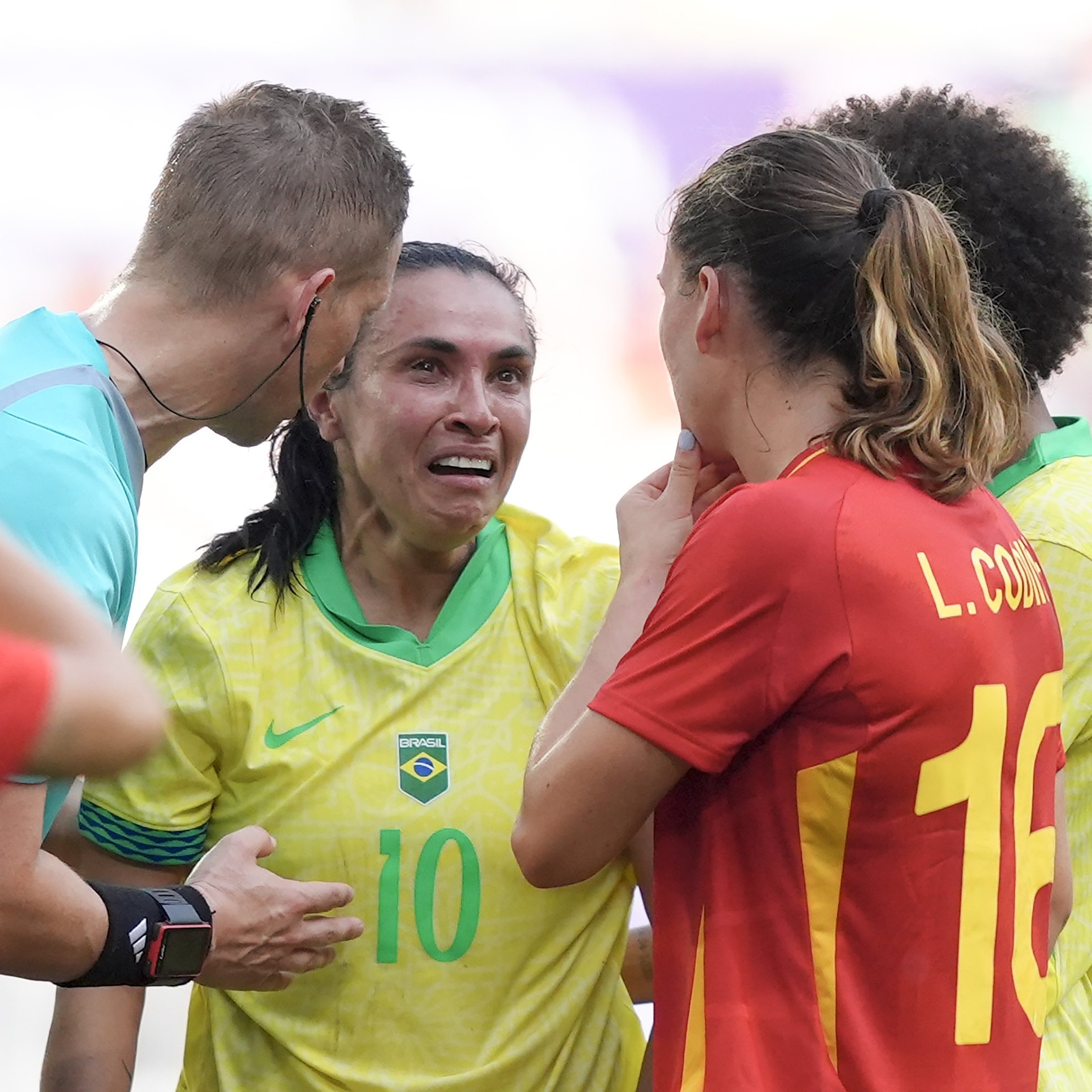 Huyền thoại bóng đá nữ Marta khóc đỏ hết mắt sau pha vào bóng kinh hoàng 5