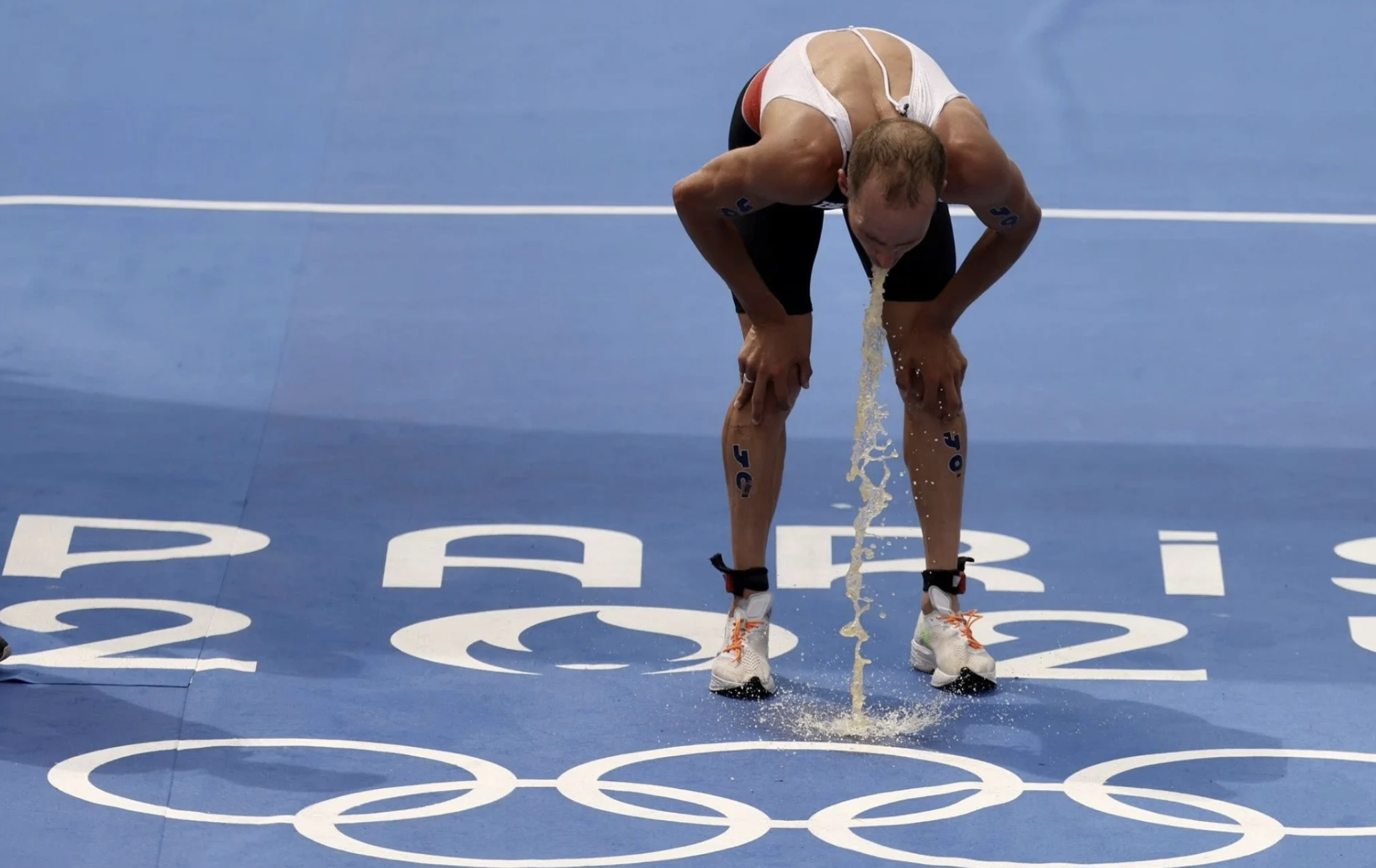 VĐV Canada nôn ngay trên sóng truyền hình sau khi bơi trên sông Seine 2 VĐV Canada nôn ngay trên sóng truyền hình sau khi bơi trên sông Seine 2