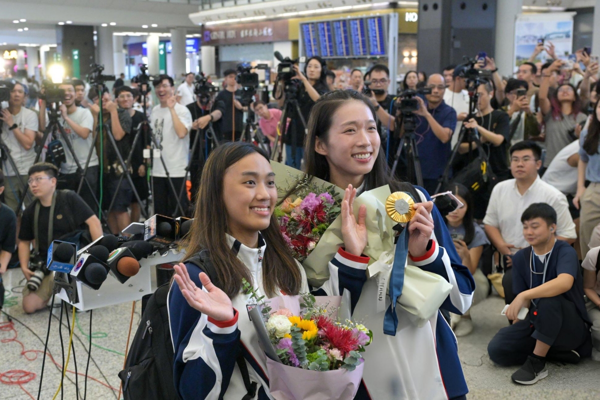 Nữ hoàng đấu kiếm Hong Kong được NHM quây kín ở sân bay, tiết lộ kế hoạch tiêu tiền thưởng 2