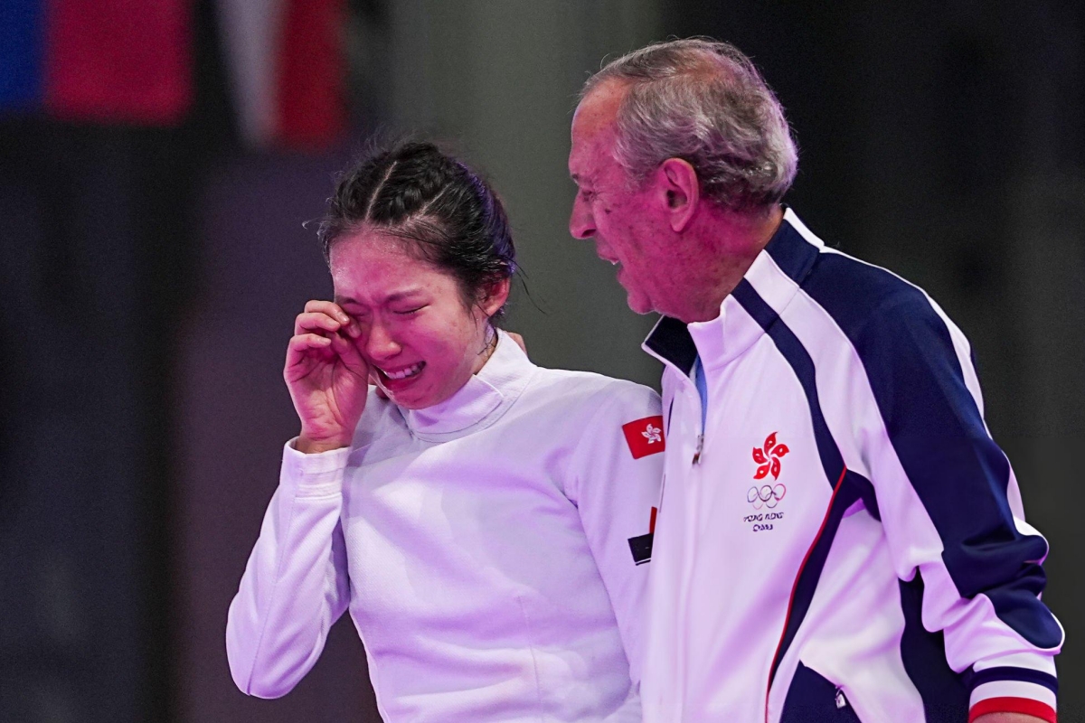 Nữ hoàng đấu kiếm Hong Kong được NHM quây kín ở sân bay, tiết lộ kế hoạch tiêu tiền thưởng 4