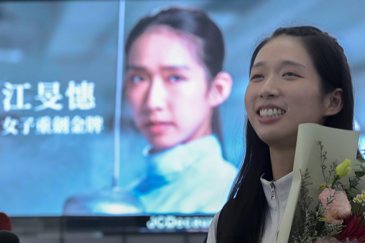 Nữ hoàng đấu kiếm Hong Kong được NHM quây kín ở sân bay, tiết lộ kế hoạch tiêu tiền thưởng 3