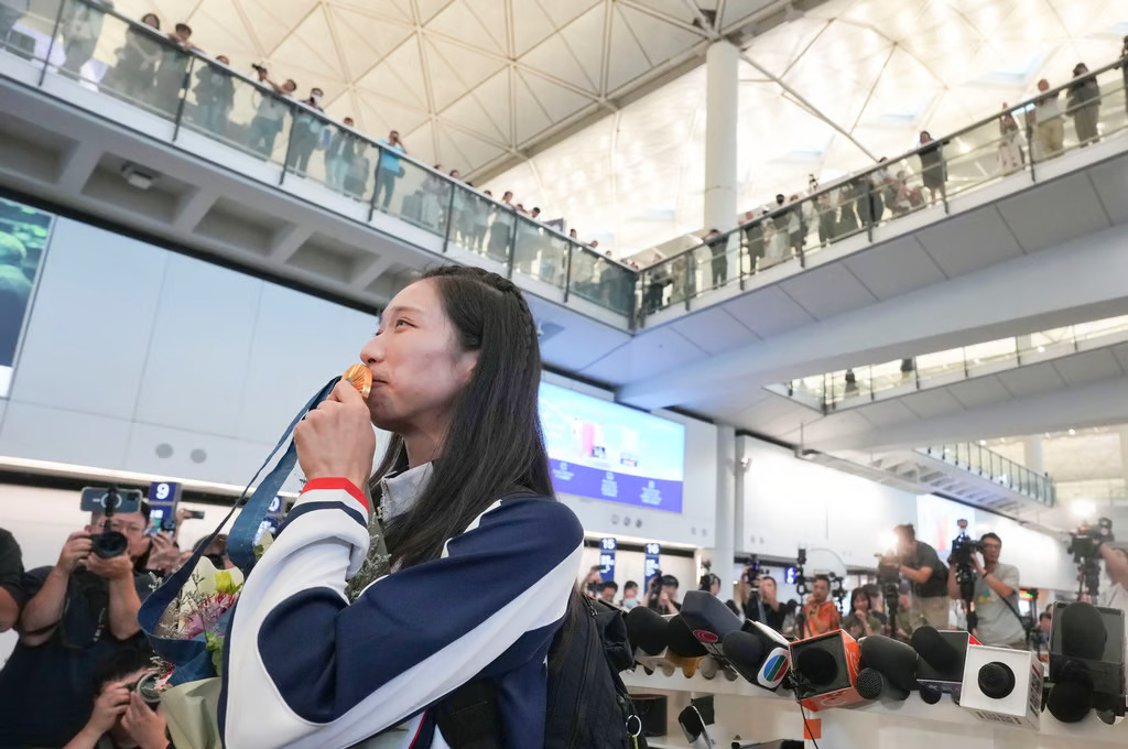 Nữ hoàng đấu kiếm Hong Kong được NHM quây kín ở sân bay, tiết lộ kế hoạch tiêu tiền thưởng 1
