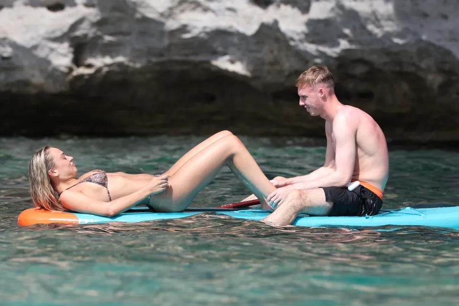 Cole Palmer thư giãn bên người đẹp bí ẩn 3