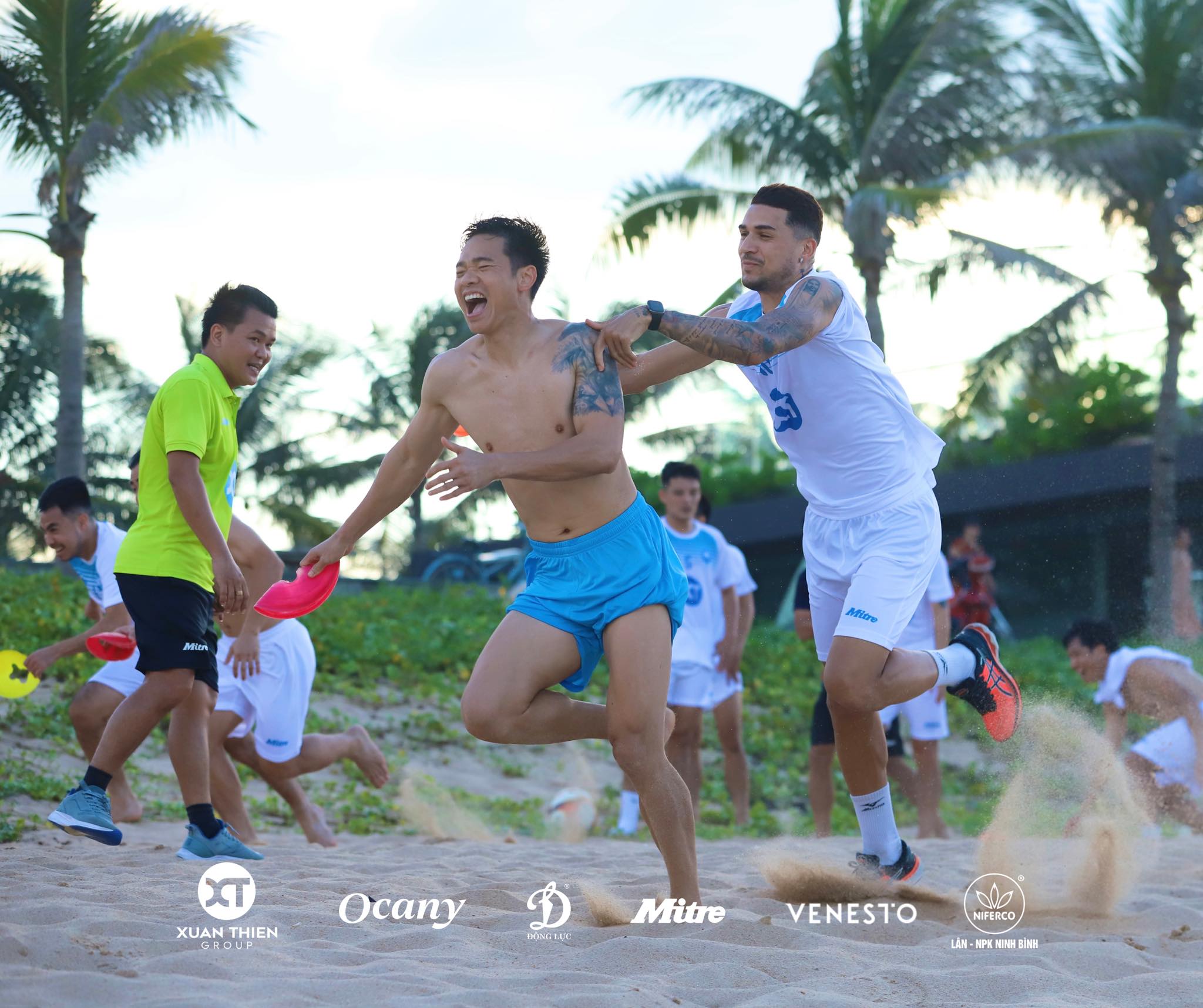 Nguyen Manh cuoi het co cung Hendrio