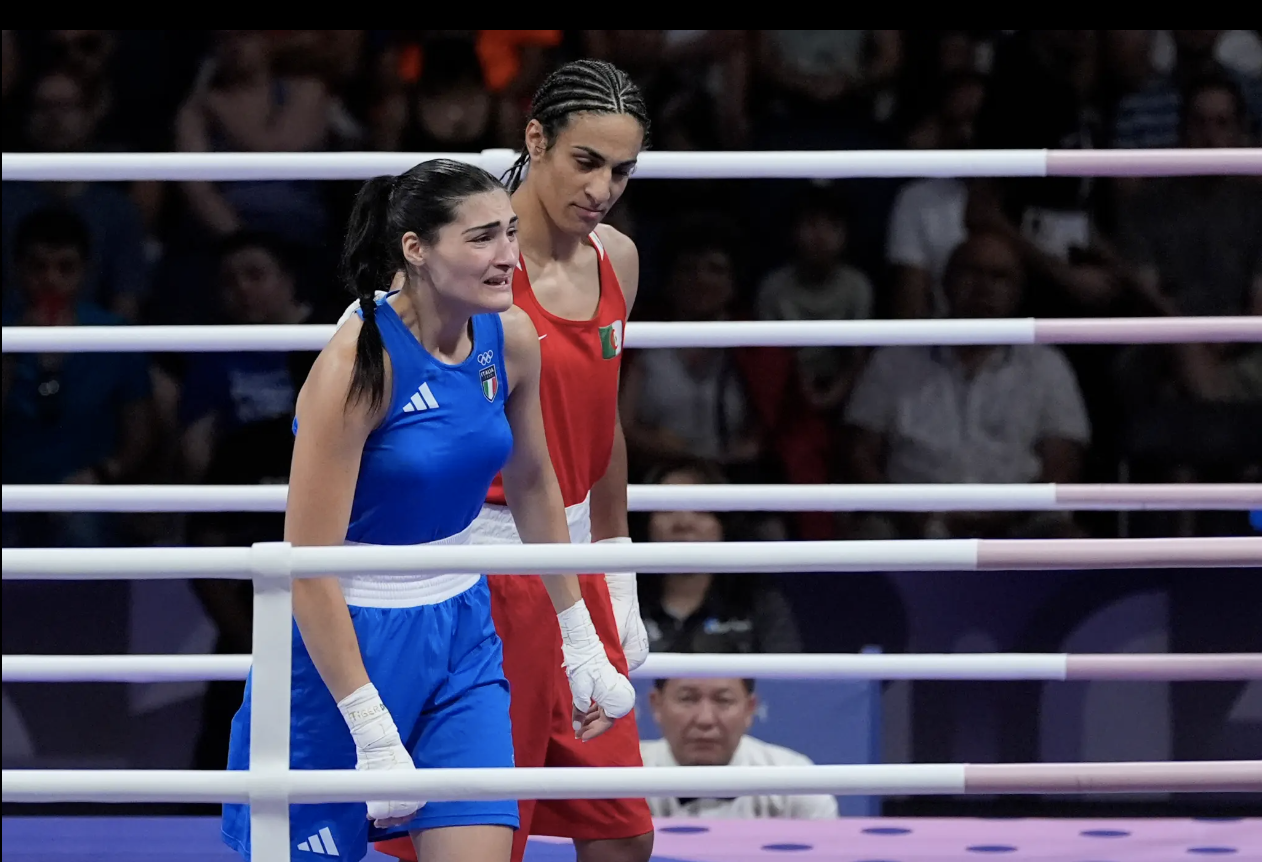 Imane Khelif cua Algeria ben phai da danh bai Angela Carini cua Italy trong tran dau quyen Anh vong loai hang can 66kg nu tai Olympic Paris 2024