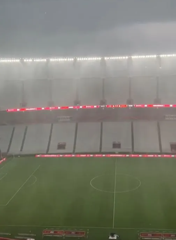 Bão tấn công SVĐ diễn ra trận MU vs Liverpool 2 Bão tấn công SVĐ diễn ra trận MU vs Liverpool 2