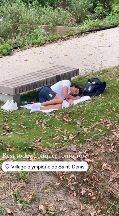 VĐV giành HCV Olympic ngủ tại công viên gây sốt 2