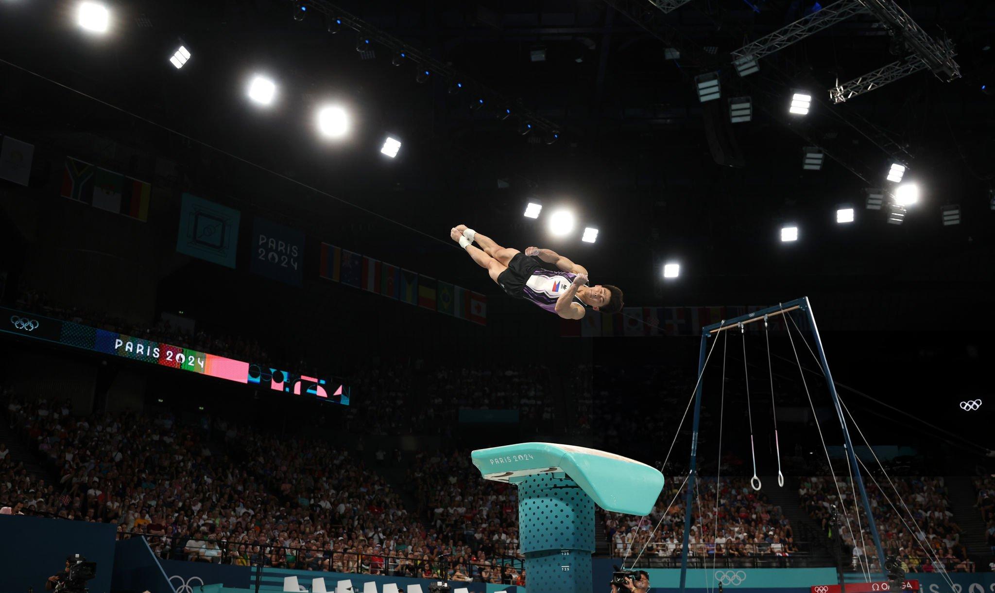 Kỳ tích Carlos Yulo lập cú đúp vàng Olympic 2