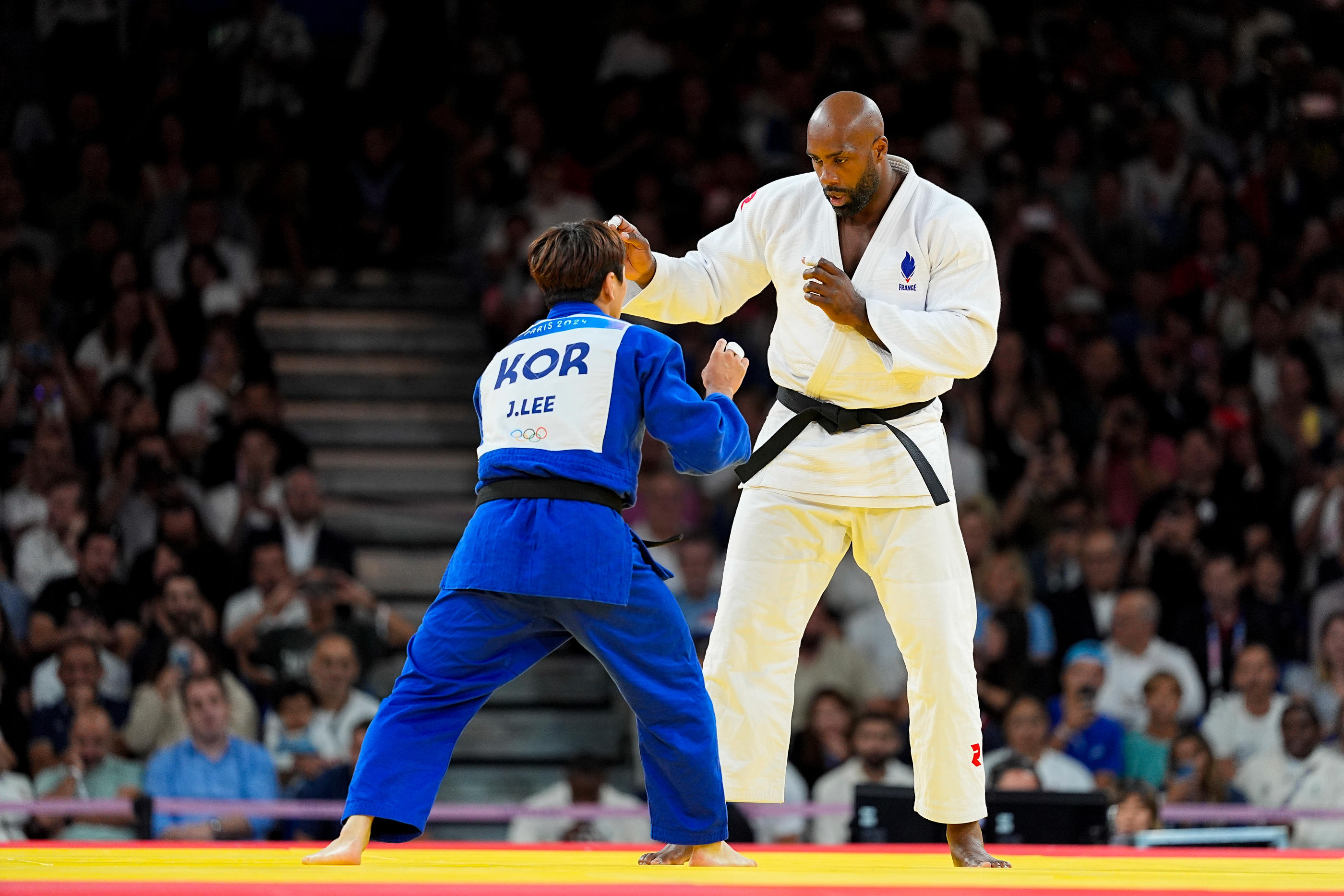 Lee Joon-hwan to ra nho be truoc VdV chu nha Teddy Riner