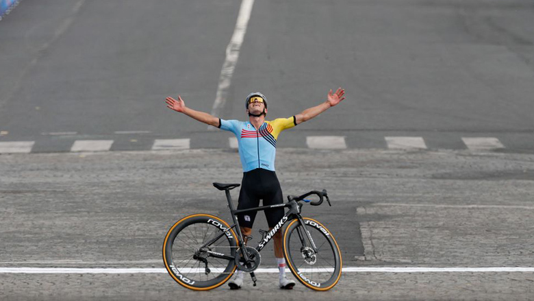 Tay đua giành 2 HCV Olympic tiết lộ về màn ăn mừng nghe điện thoại 1