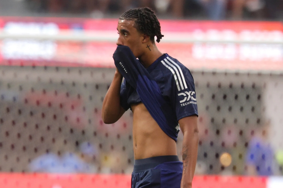 Leny Yoro dính chấn thương trong trận đấu với Arsenal Leny Yoro dinh chan thuong trong tran dau voi Arsenal