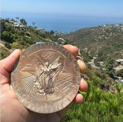 VĐV Mỹ review chất lượng huy chương tại Olymic Paris 2024 1