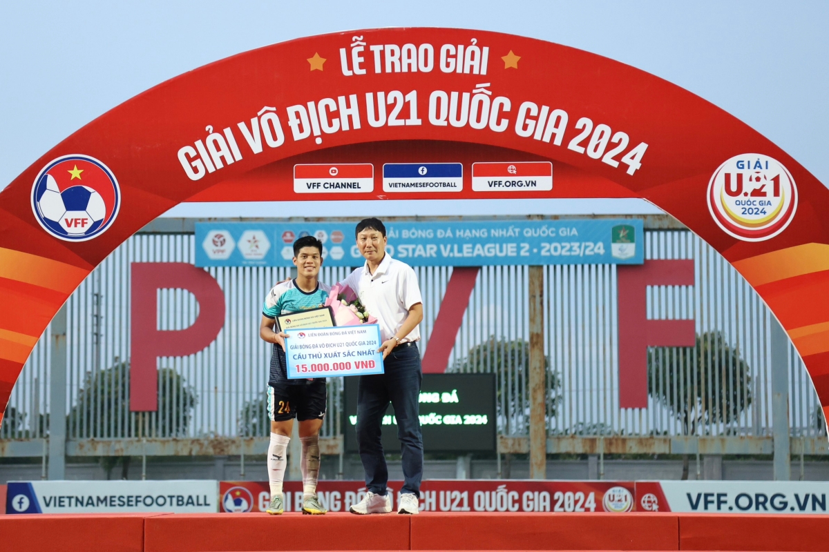 HLV Kim Sang Sik chuẩn bị sẵn tài liệu, soi kỹ dàn cầu thủ trẻ trong trận chung kết U21 Quốc gia 3 HLV Kim Sang Sik chuẩn bị sẵn tài liệu, soi kỹ dàn cầu thủ trẻ trong trận chung kết U21 Quốc gia 3