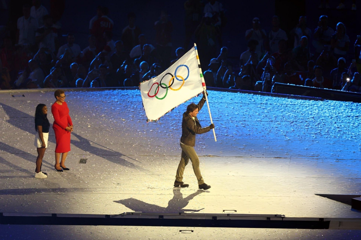 Tom Cruise xuất hiện hoành tráng ở lễ bế mạc Olympic 2