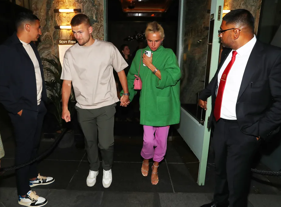 Hình ảnh mới nhất của De Ligt và Mazraoui tại Manchester 4 Hình ảnh mới nhất của De Ligt và Mazraoui tại Manchester 4