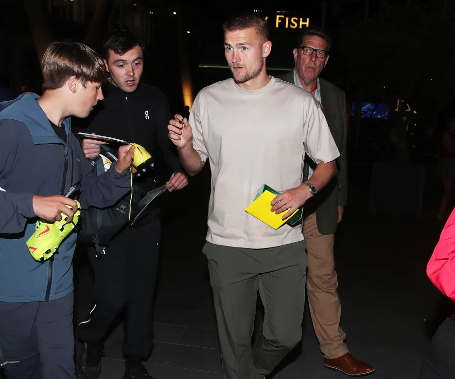 Hình ảnh mới nhất của De Ligt và Mazraoui tại Manchester 2 Hình ảnh mới nhất của De Ligt và Mazraoui tại Manchester 2