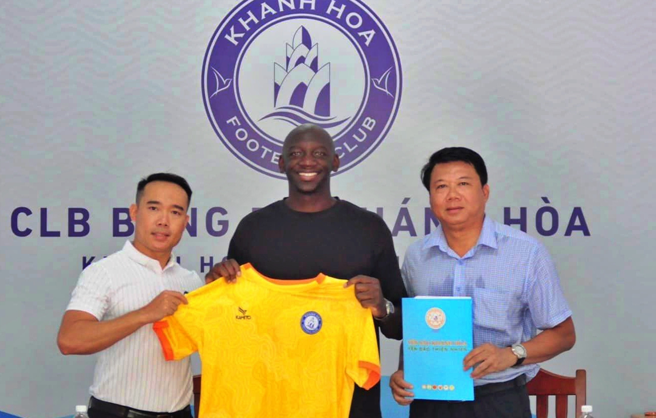 Khánh Hòa hứa trả hết tiền cho Mamadou Guirassy để được dỡ bỏ án phạt Khanh Hoa hua tra het tien cho Mamadou Guirassy de duoc do bo an phat