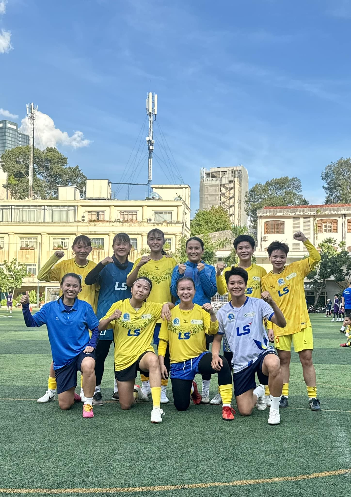 Nữ tiền đạo Huỳnh Như bất ngờ xuất hiện trong màu áo mới 1