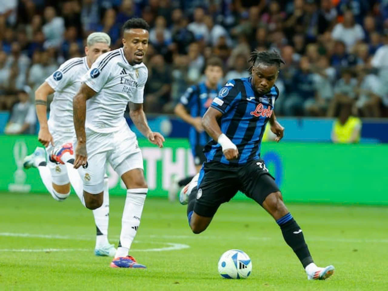 Ademola Lookman không thể khiêu vũ giữa bầy Kền kền trắng 1