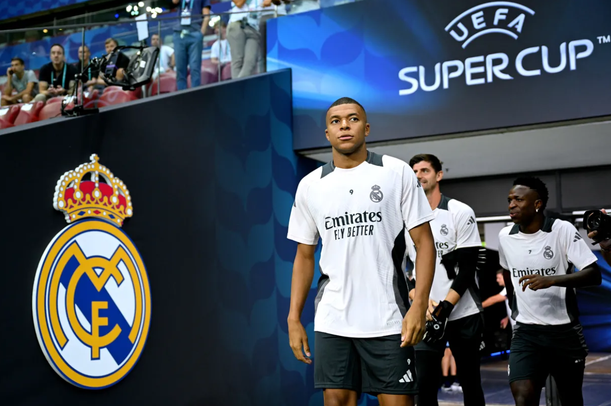 Kylian Mbappe ra mắt Real Madrid Kylian Mbappe ra mat Real Madrid