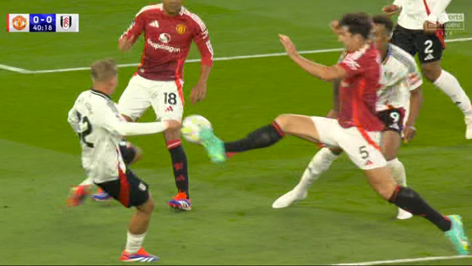 Ngã vờ kiếm 11m bất thành, Harry Maguire còn nhận thêm lì xì 1