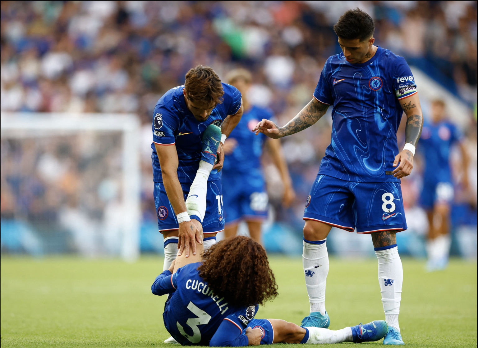 Haaland lạnh lùng bỏ đi khi chứng kiến Cucurella bị chuột rút 1 Haaland lạnh lùng bỏ đi khi chứng kiến Cucurella bị chuột rút 1