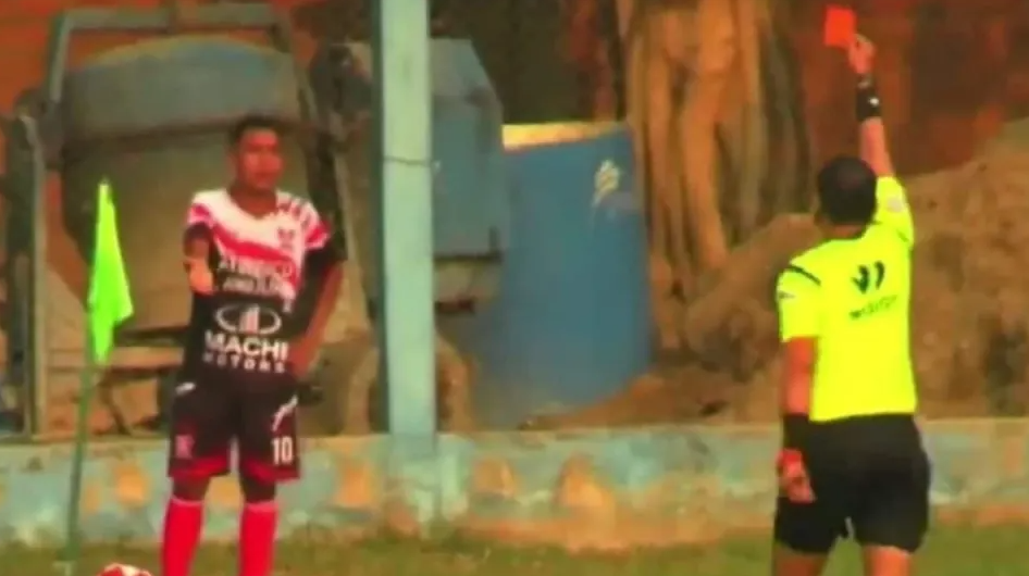 Sebastian Munoz đã bị đuổi khỏi sân một cách đáng kinh ngạc Sebastian Munoz da bi duoi khoi san mot cach dang kinh ngac