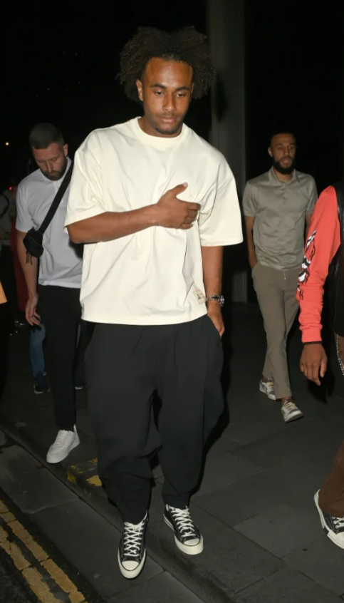 Leny Yoro chống nạng đi ăn tối cùng các đồng đội 5