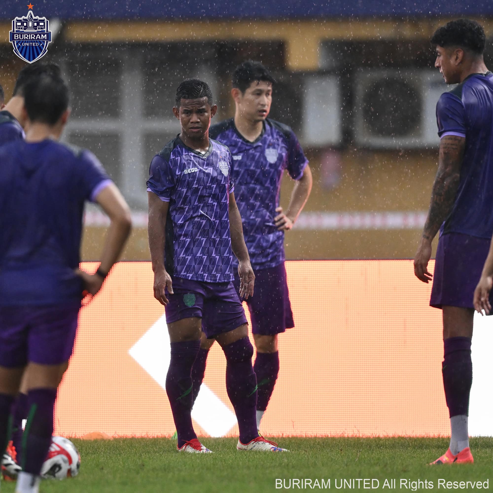 Nhà vô địch Thai League đội mưa tập luyện trên sân Hàng Đẫy, chờ đấu CAHN 1