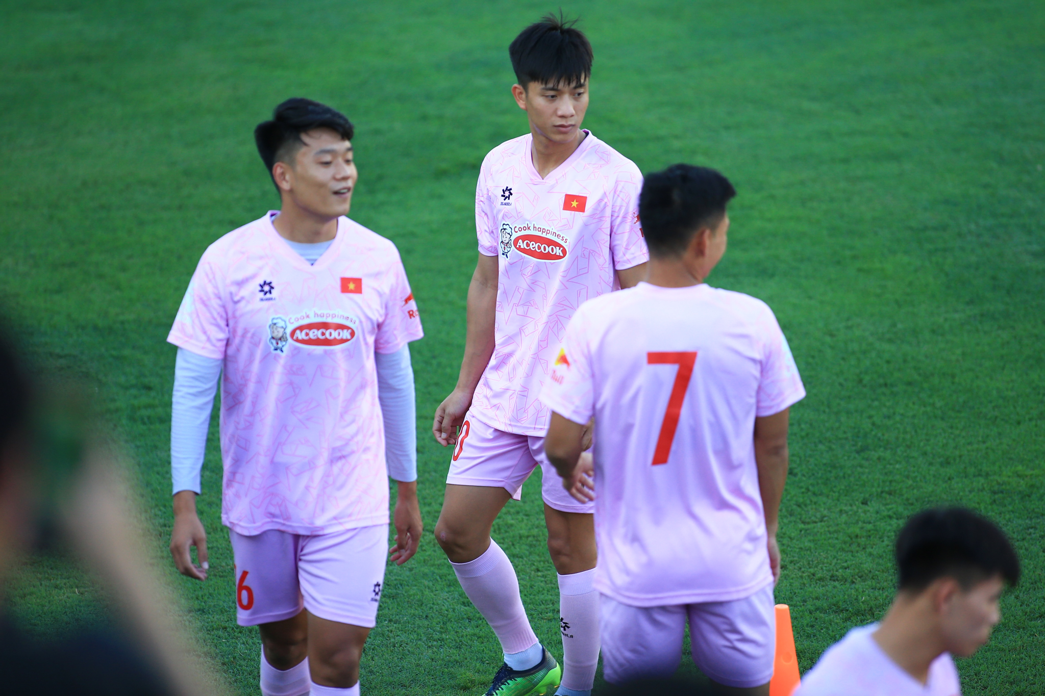 Tuyển Việt Nam hội quân buổi đầu, thiếu vắng 7 cầu th 1