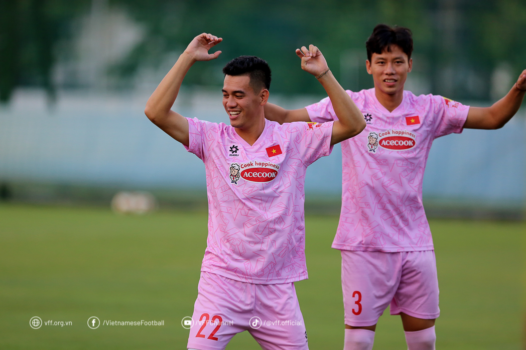 Tiến Linh và Quế Ngọc Hải hứng khởi trong buổi tập trung cùng đội Tien Linh va Que Ngoc Hai hung khoi trong buoi tap trung cung doi