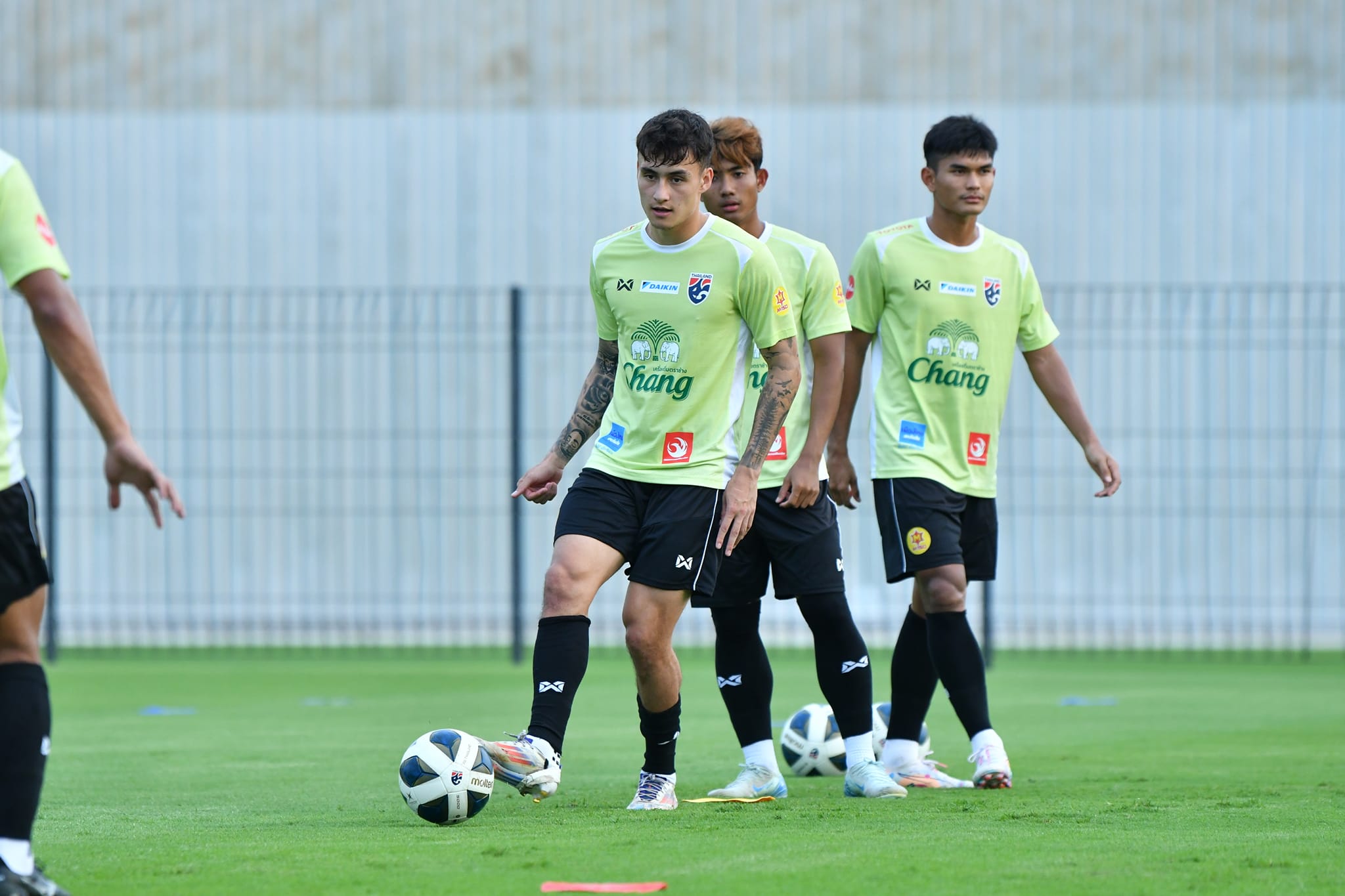 Nicholas Mickelson tin tưởng vào sức mạnh của đội tuyển Thái Lan Nicholas Mickelson tin tuong vao suc manh cua doi tuyen Thai Lan