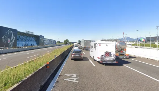 Một người hâm mộ Liverpool tử vong sau khi cố gắng băng qua đường cao tốc A4 ở Ý Mot nguoi ham mo Liverpool tu vong sau khi co gang bang qua duong cao toc A4 o y