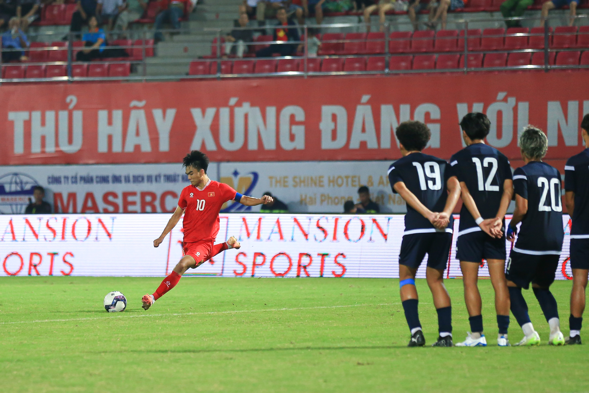 Cầu thủ U20 Việt Nam rách môi sau pha va chạm với thủ môn U20 Guam 3 Cầu thủ U20 Việt Nam rách môi sau pha va chạm với thủ môn U20 Guam 3