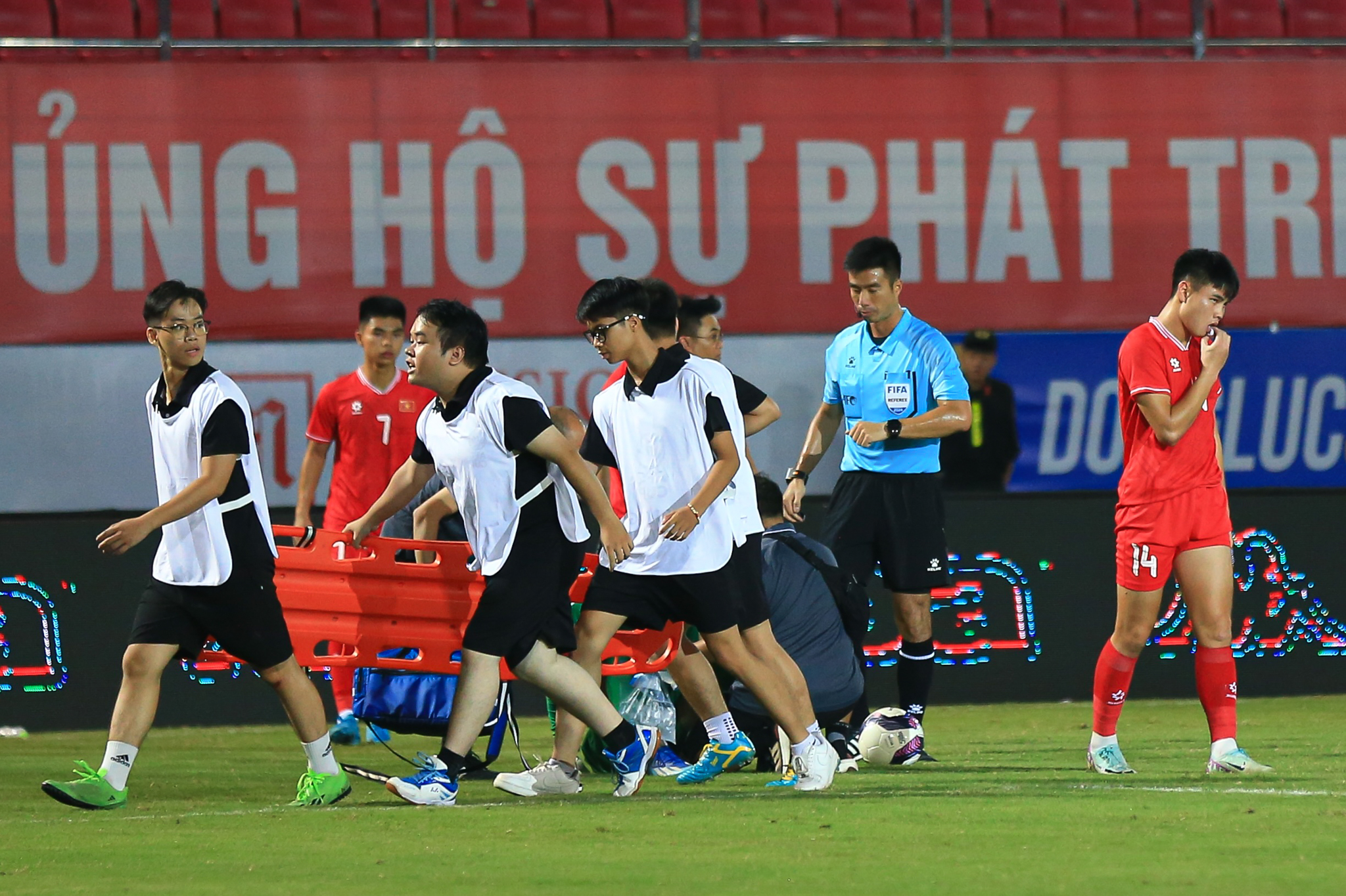 Cầu thủ U20 Việt Nam rách môi sau pha va chạm với thủ môn U20 Guam 4 Cầu thủ U20 Việt Nam rách môi sau pha va chạm với thủ môn U20 Guam 4