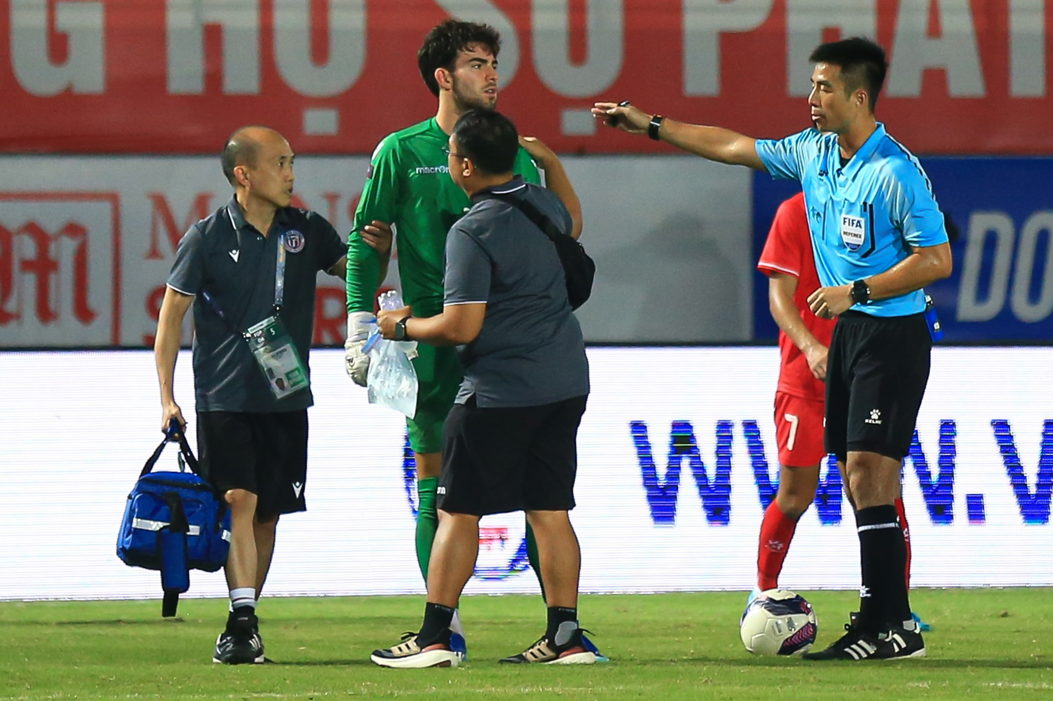 Cầu thủ U20 Việt Nam rách môi sau pha va chạm với thủ môn U20 Guam 5 Cầu thủ U20 Việt Nam rách môi sau pha va chạm với thủ môn U20 Guam 5