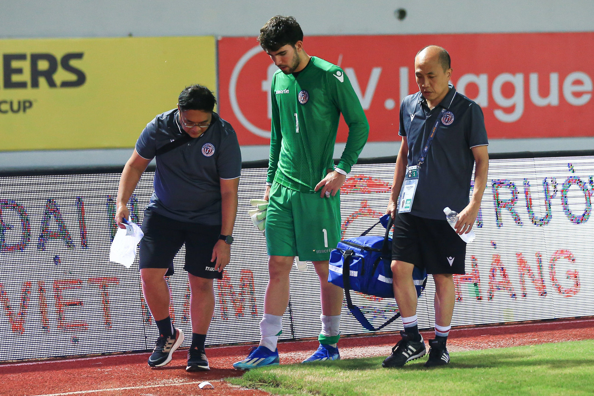 Cầu thủ U20 Việt Nam rách môi sau pha va chạm với thủ môn U20 Guam 6 Cầu thủ U20 Việt Nam rách môi sau pha va chạm với thủ môn U20 Guam 6