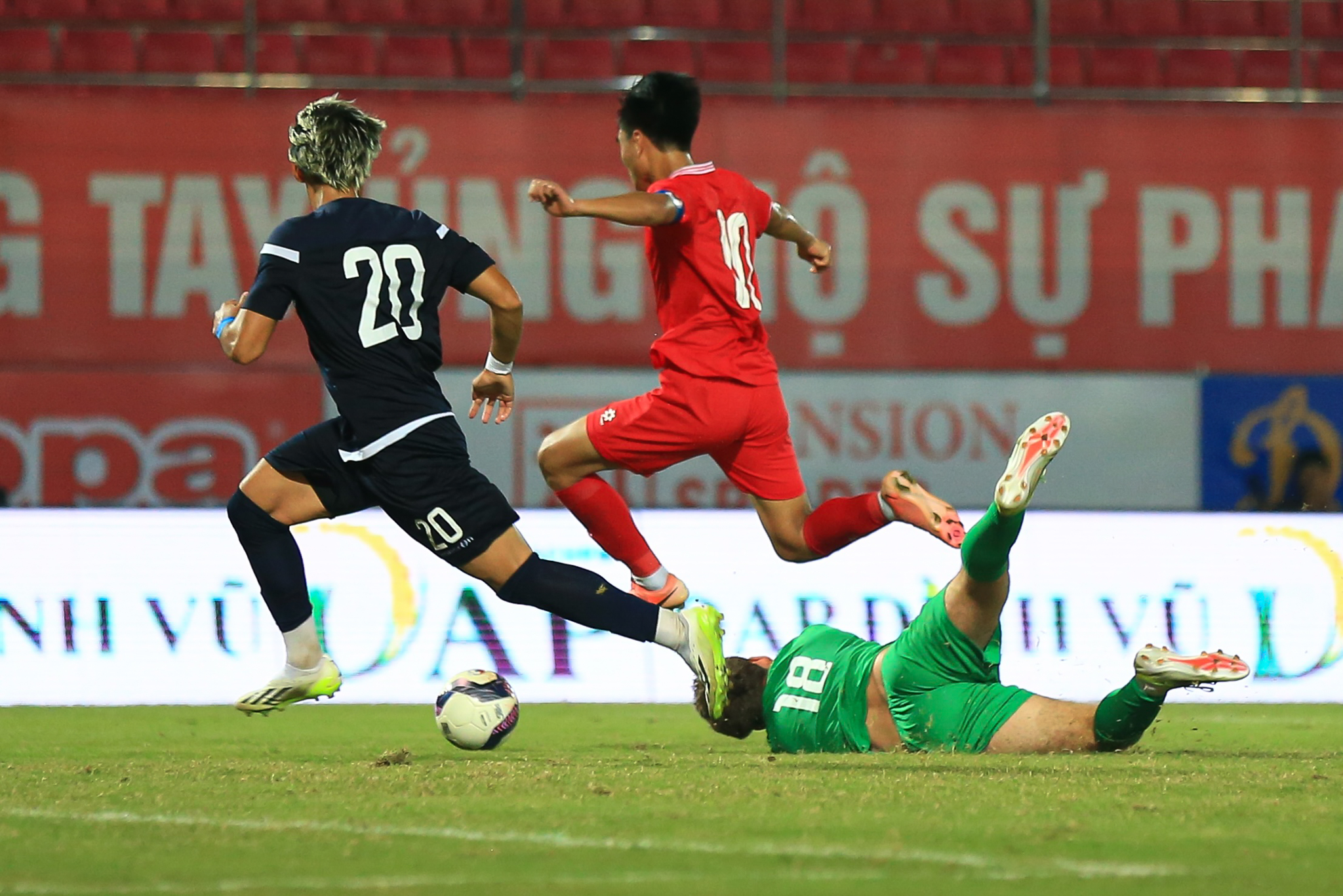 Cầu thủ U20 Việt Nam rách môi sau pha va chạm với thủ môn U20 Guam 7 Cầu thủ U20 Việt Nam rách môi sau pha va chạm với thủ môn U20 Guam 7