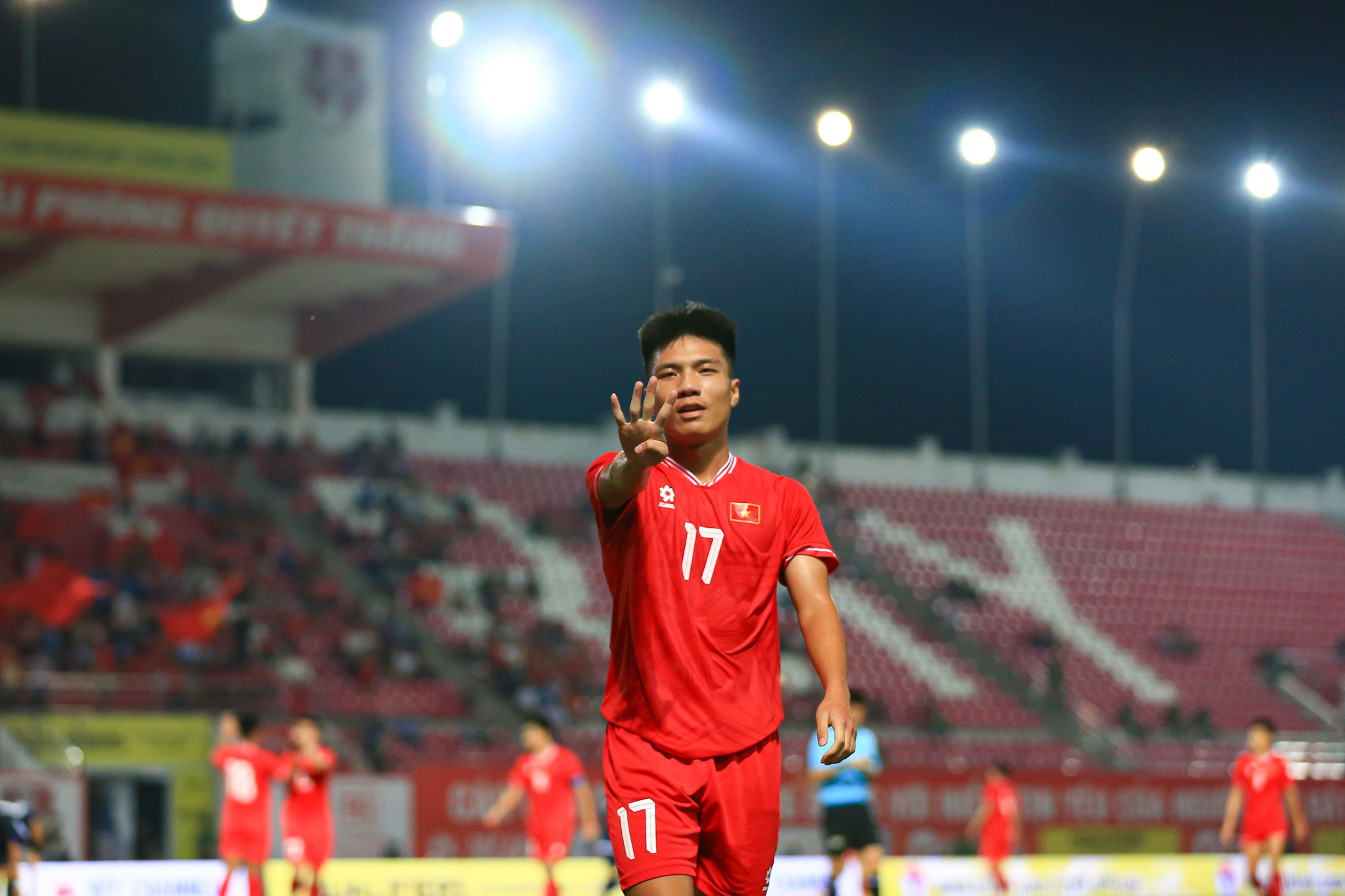 Cầu thủ U20 Việt Nam rách môi sau pha va chạm với thủ môn U20 Guam 8 Cầu thủ U20 Việt Nam rách môi sau pha va chạm với thủ môn U20 Guam 8