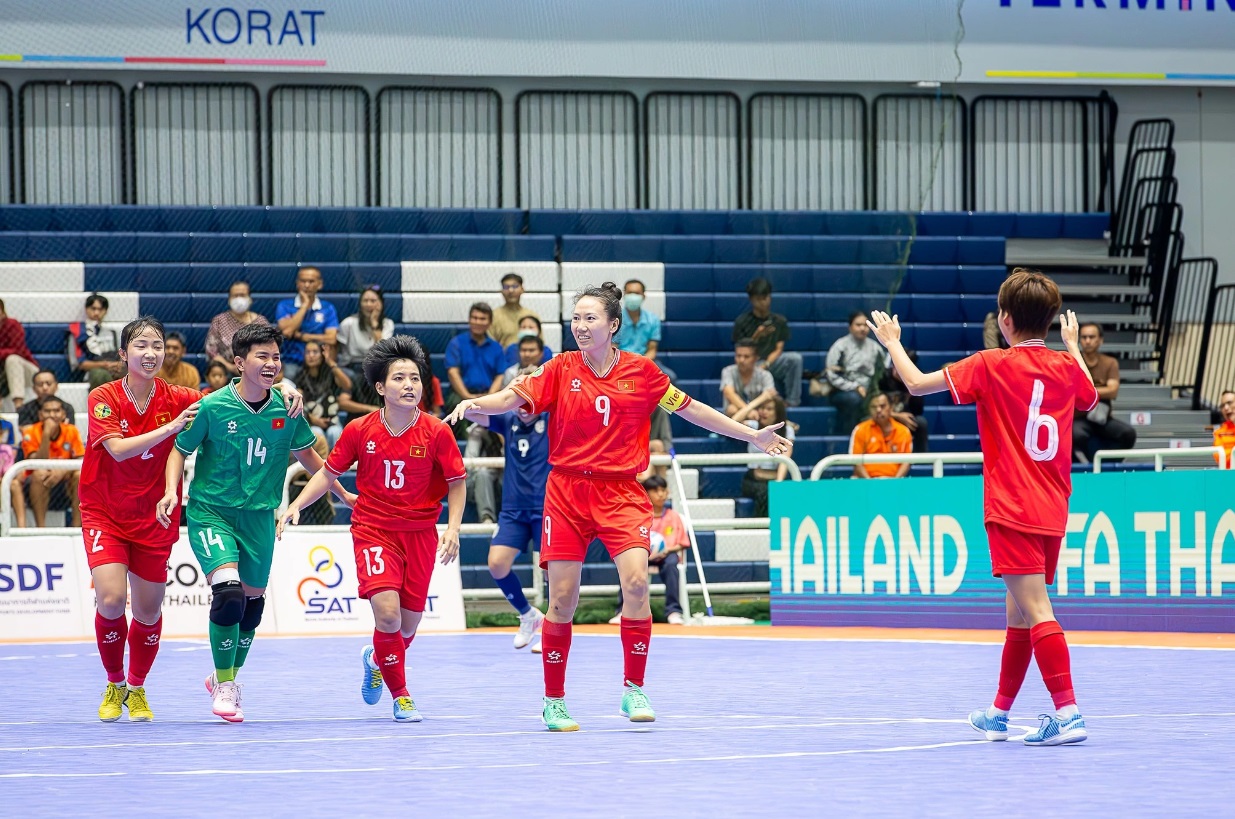 Futsal nu Viet Nam gay an tuong khi vo dich tren dat Thai